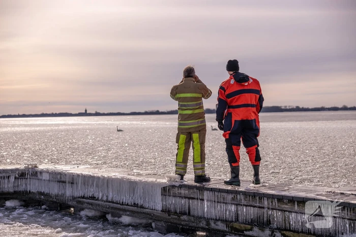 Twee vastzittende zwanen met drone bevrijdt