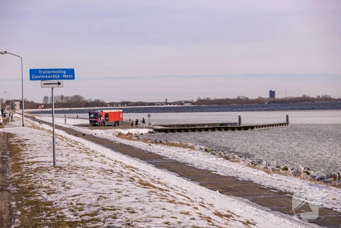 Twee vastzittende zwanen met drone bevrijdt