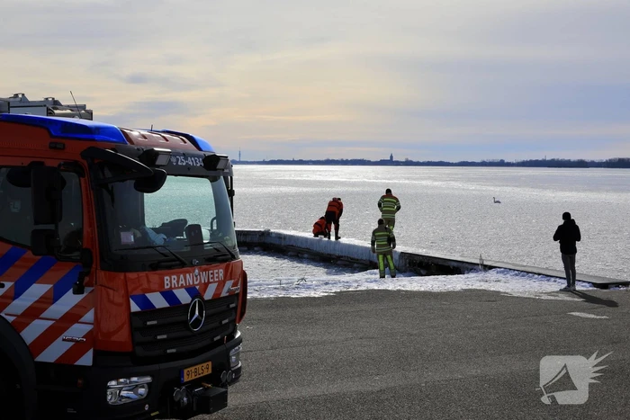 Twee vastzittende zwanen met drone bevrijdt