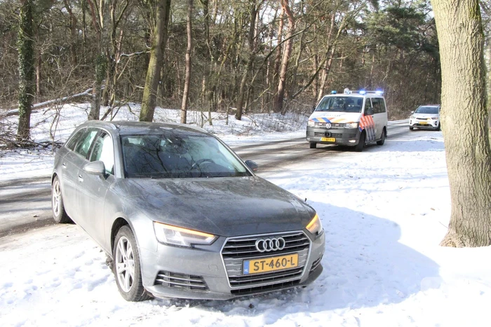 Personenauto raakt in slip en komt tot stilstand tegen boom