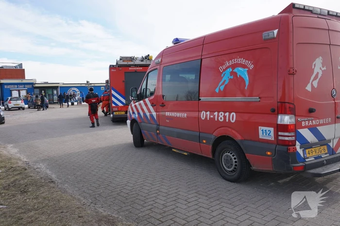 Brandweer zoekt naar mogelijk dier op het ijs