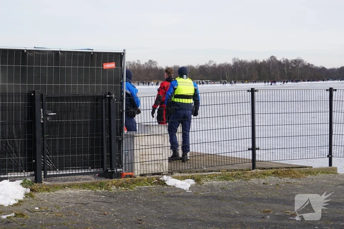 Brandweer zoekt naar mogelijk dier op het ijs