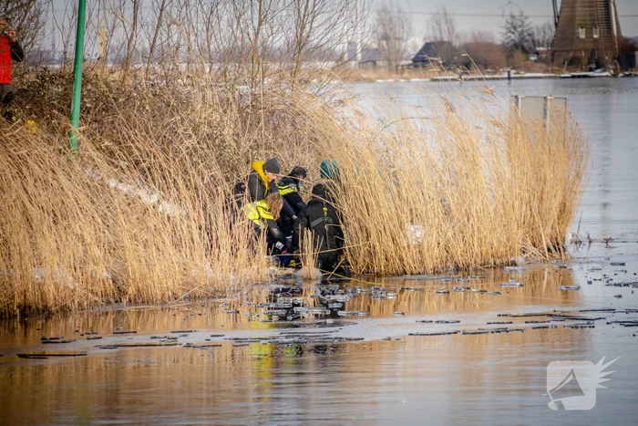 Schaatser zakt door het ijs en raakt gewond