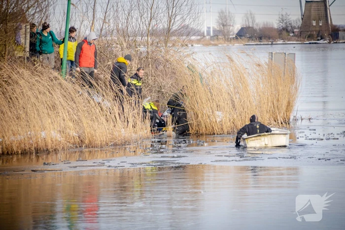 Schaatser zakt door het ijs en raakt gewond