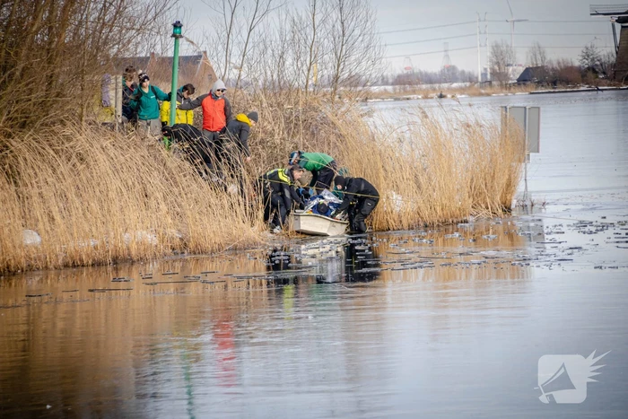 Schaatser zakt door het ijs en raakt gewond