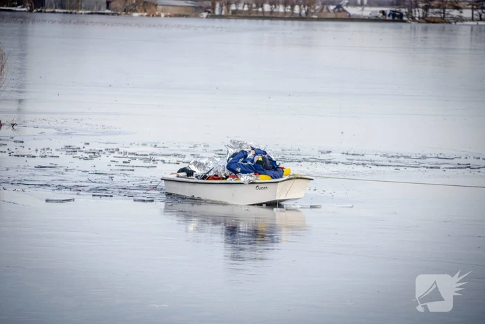 Schaatser zakt door het ijs en raakt gewond