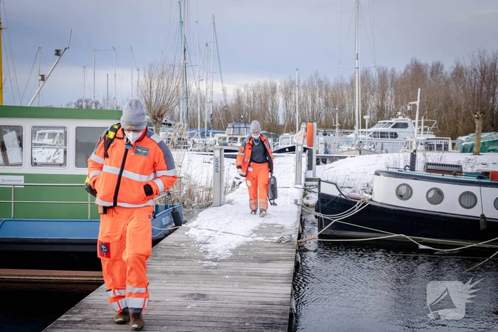 Schaatser zakt door het ijs en raakt gewond