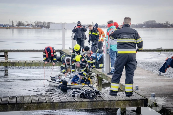 Schaatser zakt door het ijs en raakt gewond