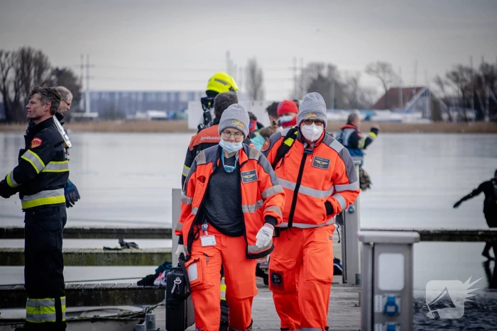 Schaatser zakt door het ijs en raakt gewond