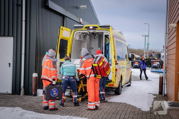 Schaatser zakt door het ijs en raakt gewond