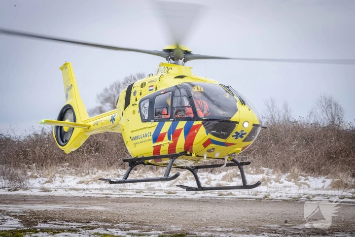 Schaatser zakt door het ijs en raakt gewond