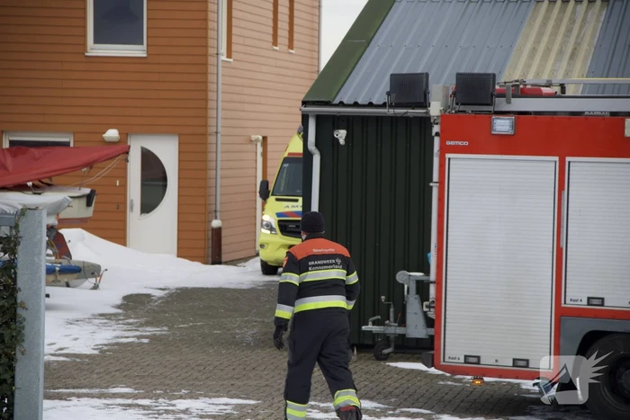 Schaatser zakt door het ijs en raakt gewond