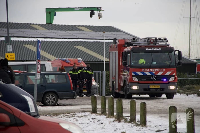 Schaatser zakt door het ijs en raakt gewond