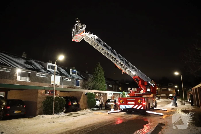 Rookwolken bij brand in schoorsteen