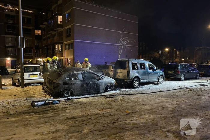 Twee auto's verwoest door brand