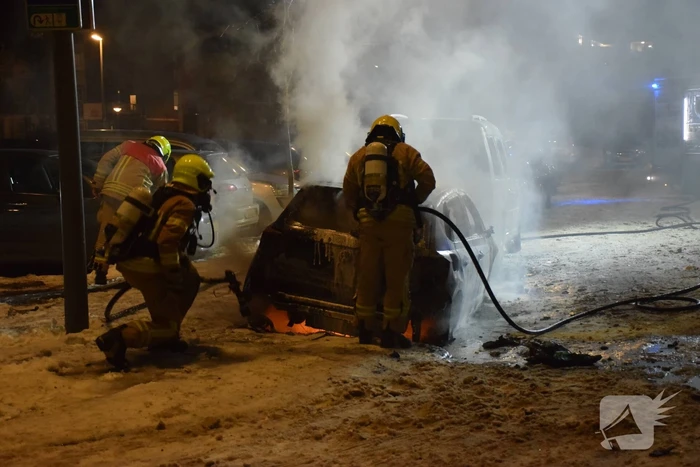 Twee auto's verwoest door brand