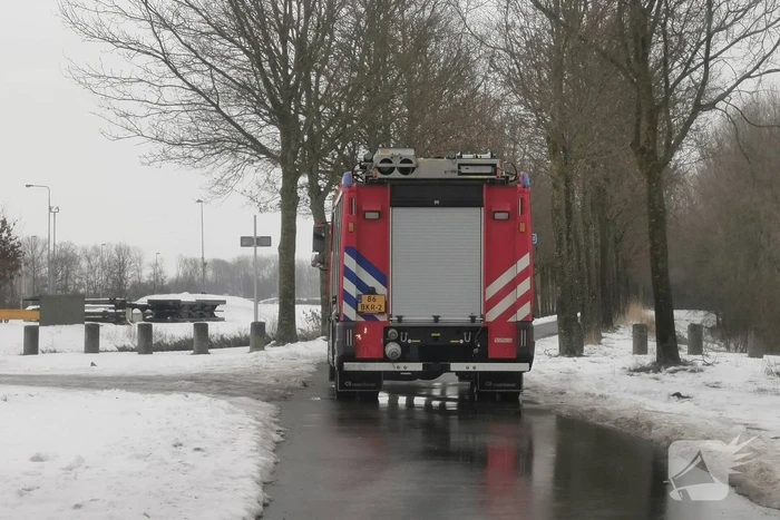 Binnenvaartschip in de problemen bij sluis