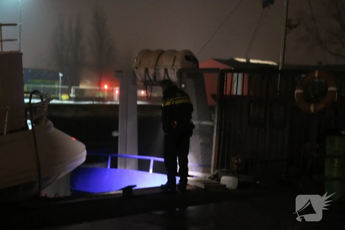 Omstanders redden man uit water