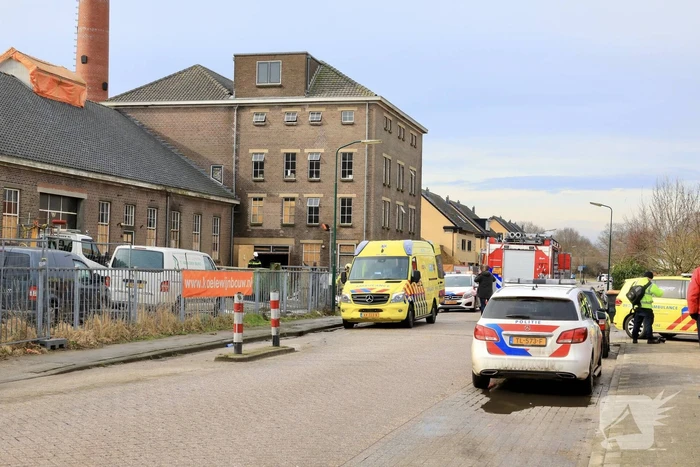 Persoon bekneld onder betonnen plaat