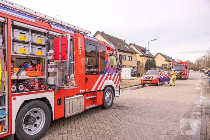 Persoon bekneld onder betonnen plaat