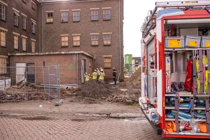 Persoon bekneld onder betonnen plaat