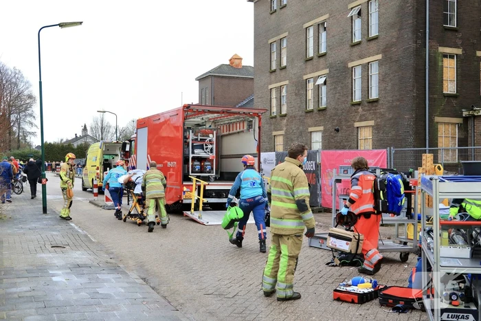 Persoon bekneld onder betonnen plaat