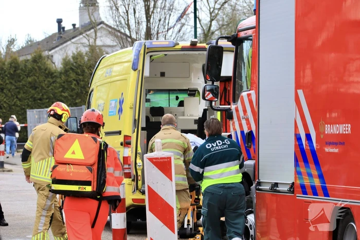 Persoon bekneld onder betonnen plaat