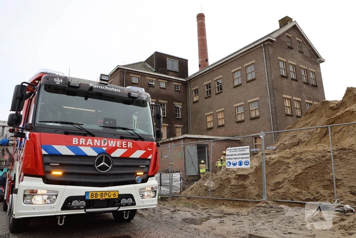 Persoon bekneld onder betonnen plaat