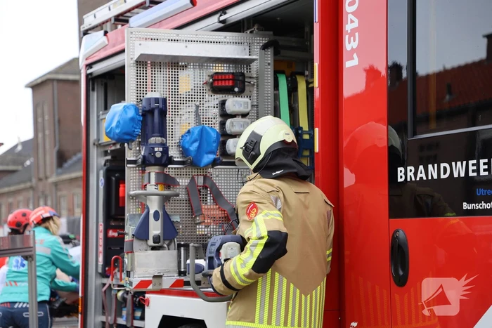 Persoon bekneld onder betonnen plaat