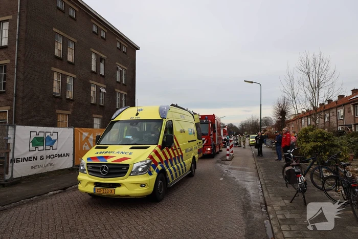 Persoon bekneld onder betonnen plaat