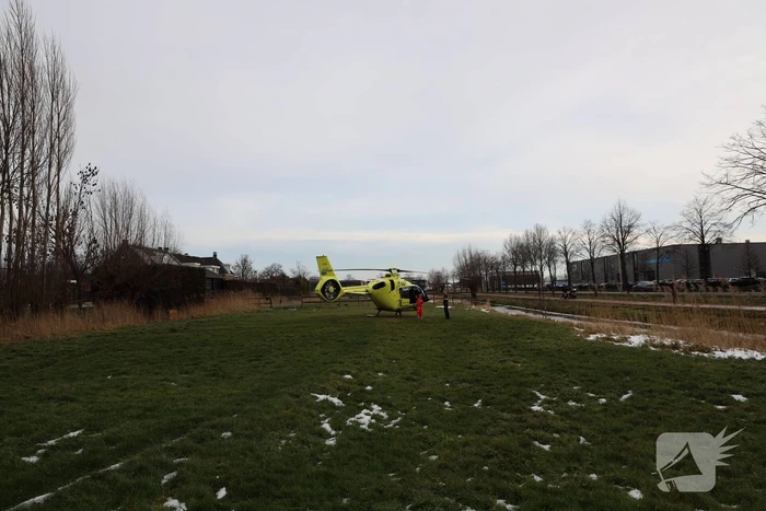 Persoon bekneld onder betonnen plaat