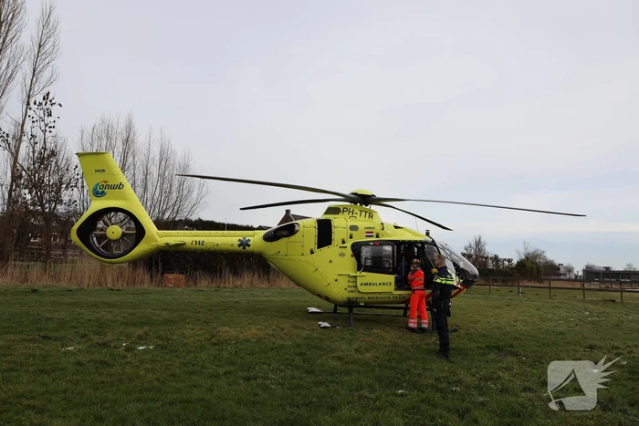 Persoon bekneld onder betonnen plaat