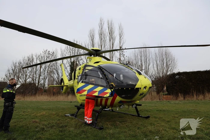Persoon bekneld onder betonnen plaat