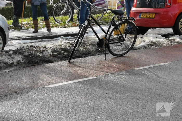 Fietser ernstig gewond na val over stoeprand