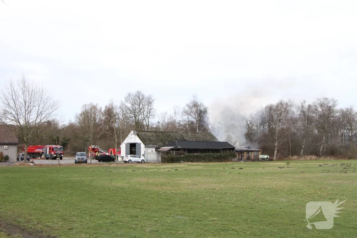 Enorme rookwolken bij brand in schuur