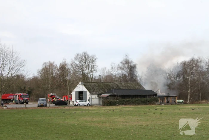 Enorme rookwolken bij brand in schuur