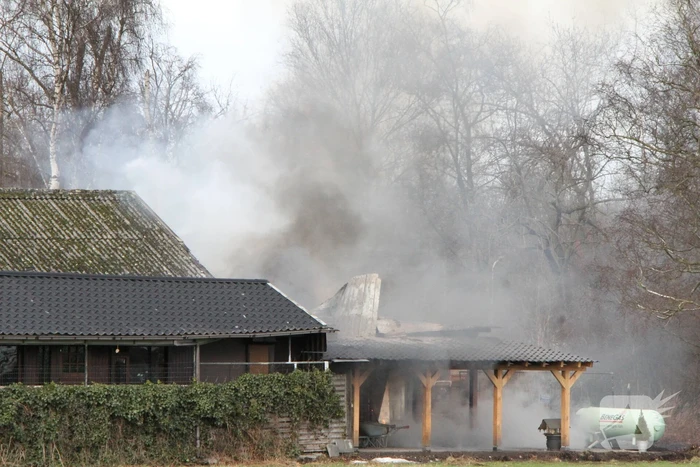 Enorme rookwolken bij brand in schuur