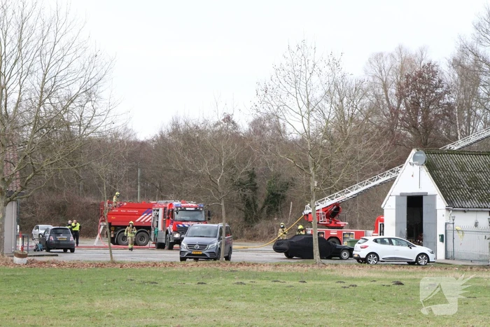 Enorme rookwolken bij brand in schuur