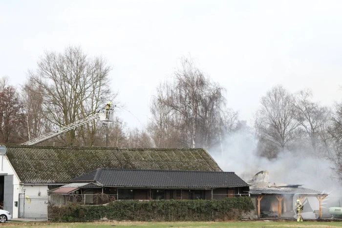 Enorme rookwolken bij brand in schuur