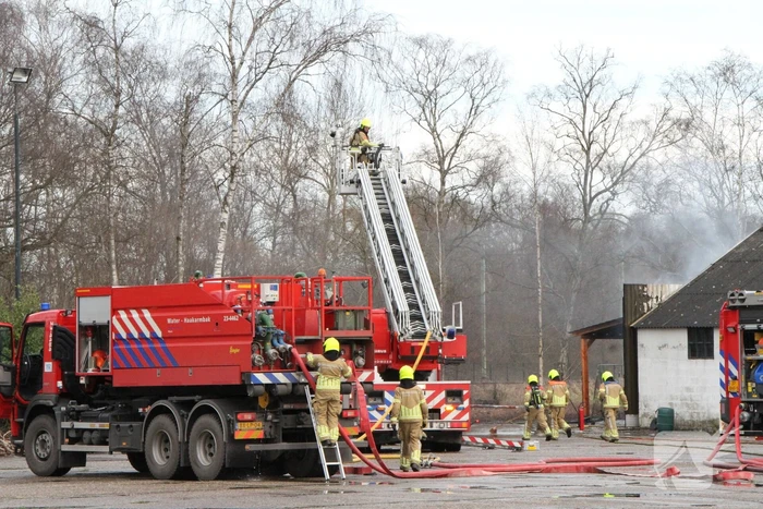 Enorme rookwolken bij brand in schuur
