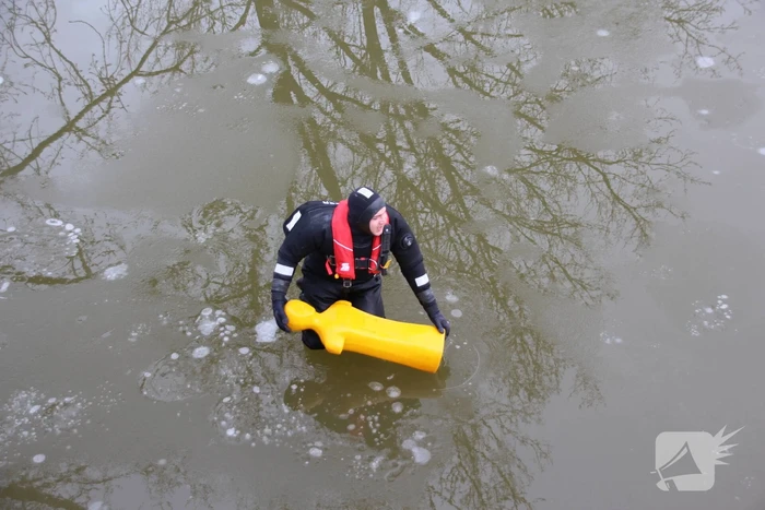 Brandweer oefent in ijskoude Gelderse Diep