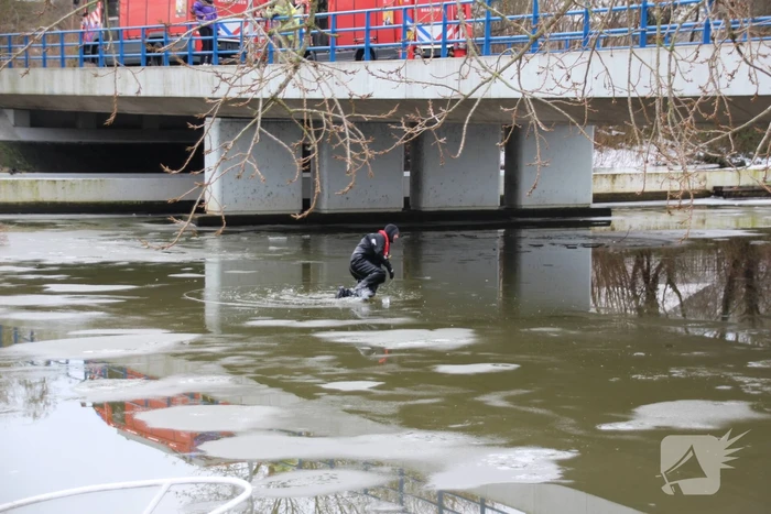 Brandweer oefent in ijskoude Gelderse Diep