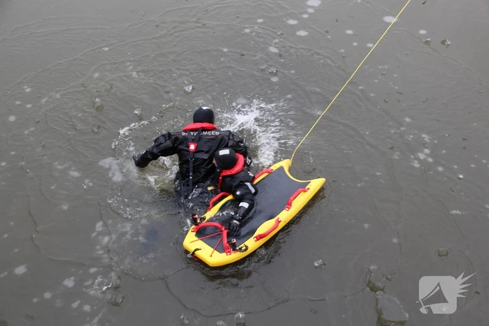 Brandweer oefent in ijskoude Gelderse Diep