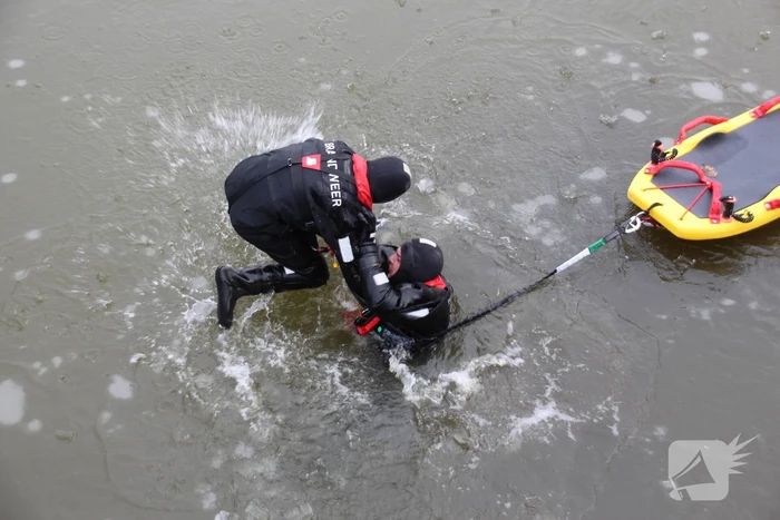 Brandweer oefent in ijskoude Gelderse Diep