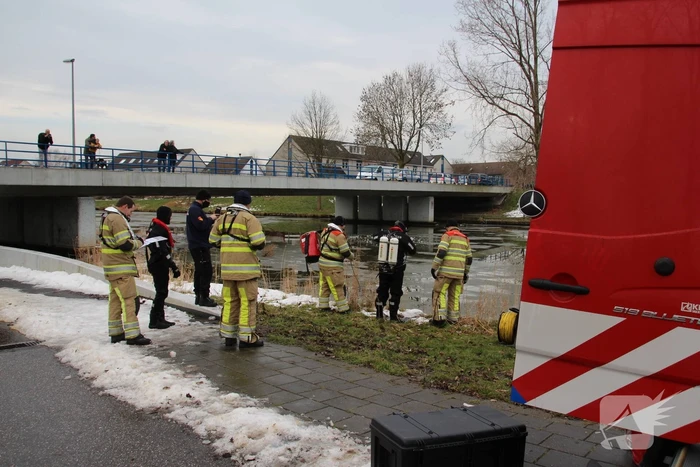 Brandweer oefent in ijskoude Gelderse Diep