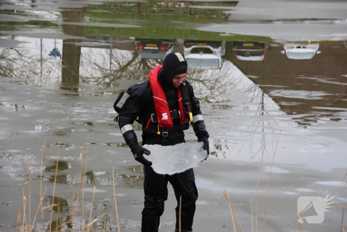 Brandweer oefent in ijskoude Gelderse Diep