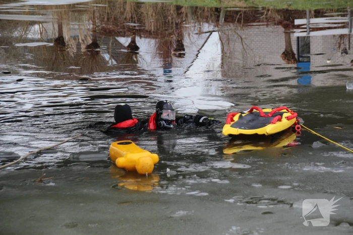 Brandweer oefent in ijskoude Gelderse Diep
