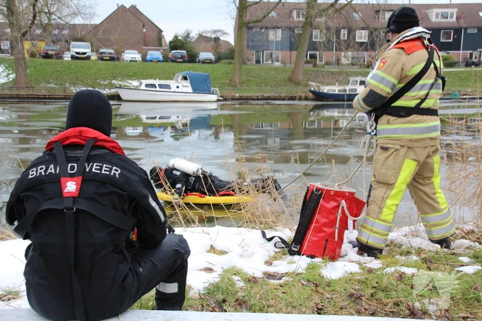 Brandweer oefent in ijskoude Gelderse Diep