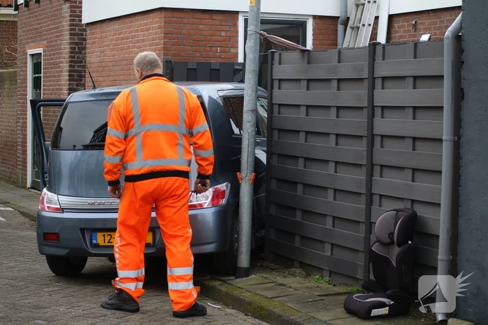 Auto knalt dwars door schutting bij uitwijkmanoeuvre