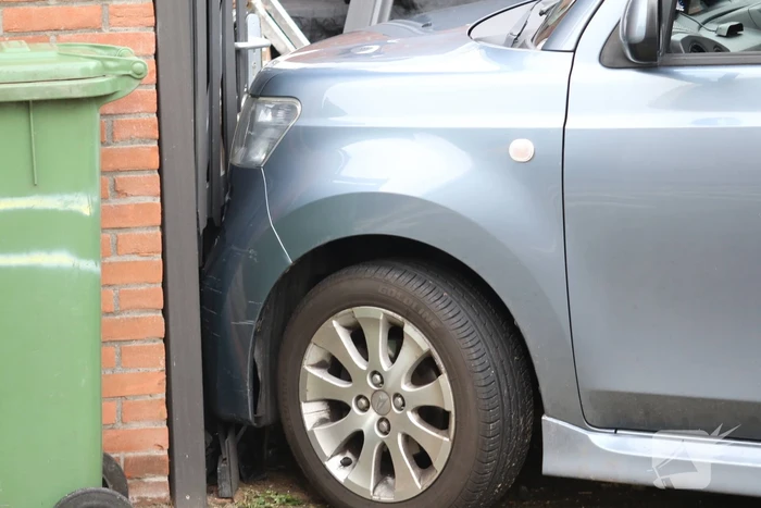 Auto knalt dwars door schutting bij uitwijkmanoeuvre